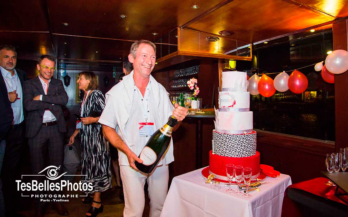 Photographe événementiel d'entreprise à Paris, reportage photo d’une soirée anniversaire d'entreprise sur une péniche
